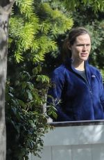 JENNIFER GARNER Chatting with Her Neighbor in Brentwood 04/08/2020