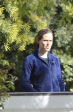 JENNIFER GARNER Chatting with Her Neighbor in Brentwood 04/08/2020