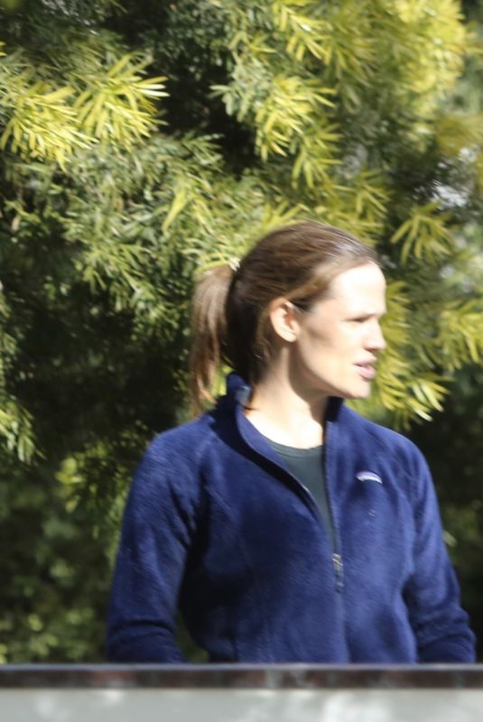 JENNIFER GARNER Chatting with Her Neighbor in Brentwood 04/08/2020