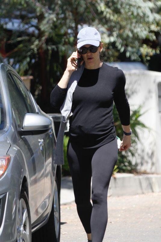 JENNIFER GARNER Out and About in Brentwood 04/21/2020