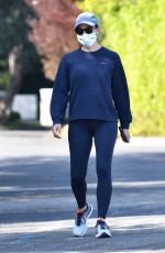 JENNIFER GARNER Wearing a Mask Out in Pacific Palisades 04/04/2020