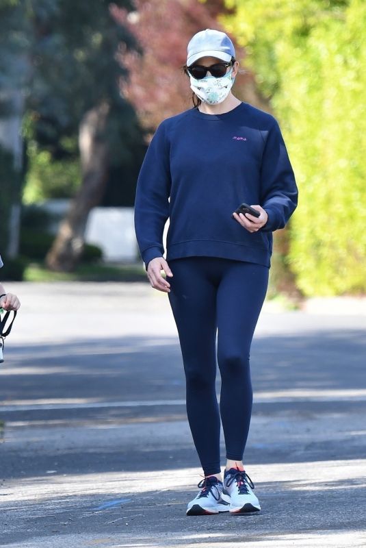 JENNIFER GARNER Wearing a Mask Out in Pacific Palisades 04/04/2020