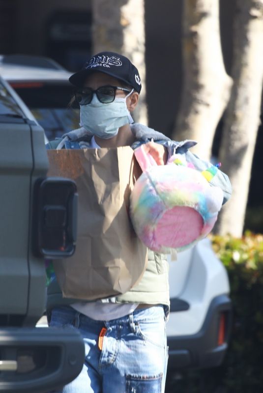 JILLIAN MICHAELS Shopping for Easter Baskets in Los Angeles 04/11/2020