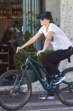 KATHERINE SCHWARZENEGGER and Chris Pratt Out Ridining Bikes in Santa Monica 04/25/2020