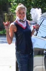 KATHLEEN KINMONT Out Hiking at Fryman Canyon in Studio City 04/21/2020