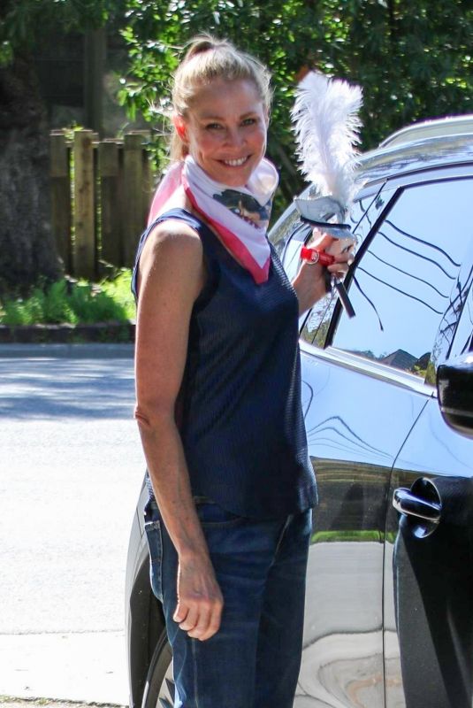 KATHLEEN KINMONT Out Hiking at Fryman Canyon in Studio City 04/21/2020