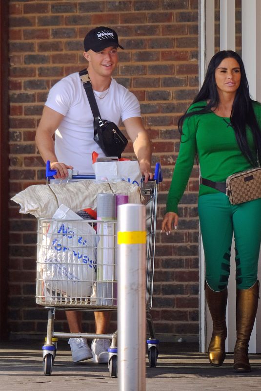 KATIE PRICE Out Shopping in Lndon 04/08/2020