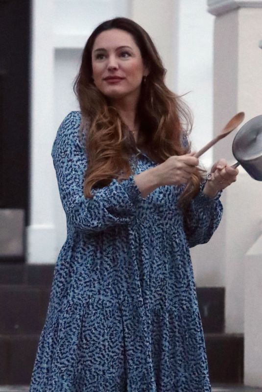 KELLY BROOK Cheers Emergency Personnel in London 04/16/2020