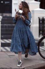 KELLY BROOK Cheers Emergency Personnel in London 04/16/2020