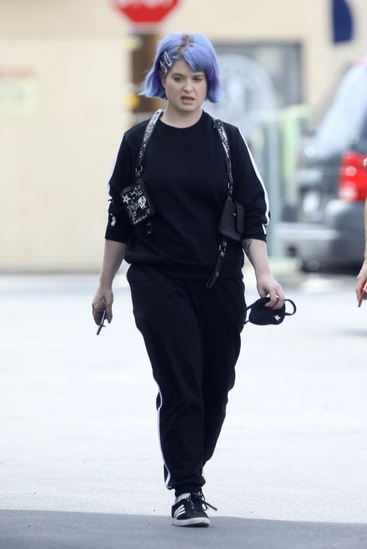 KELLY OSBOURNE Pick Up Take Out Lunch Out in Los Angeles 03/31/2020