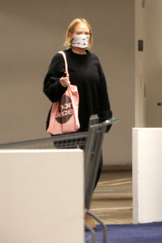 LARA BINGLE Arrives at a Medical Building in Los Angeles 04/08/2020