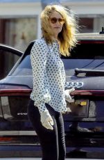 LAURA DERN Picks Up Lunch to-go from Brentwood Country Mart 04/16/2020