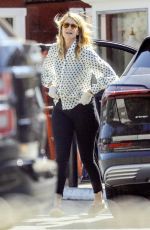 LAURA DERN Picks Up Lunch to-go from Brentwood Country Mart 04/16/2020