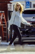 LAURA DERN Picks Up Lunch to-go from Brentwood Country Mart 04/16/2020