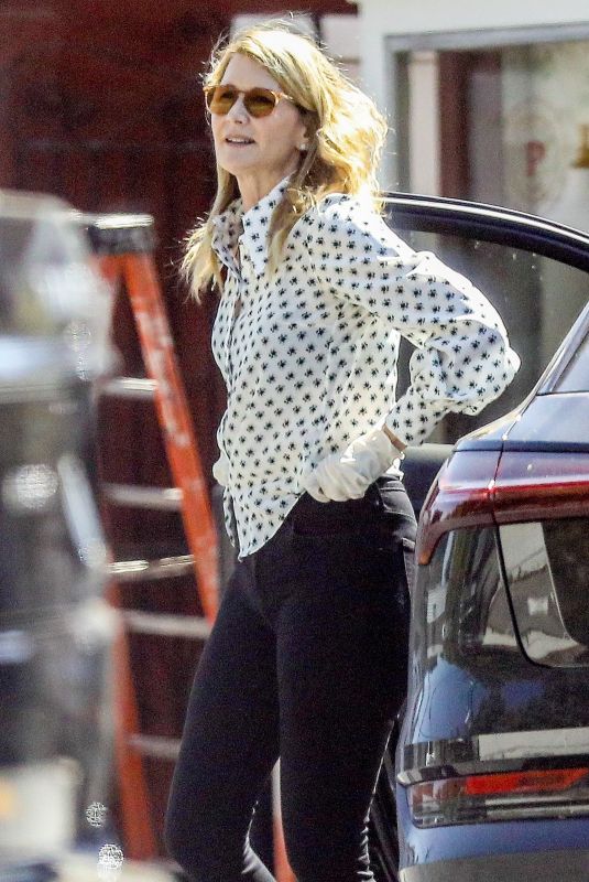 LAURA DERN Picks Up Lunch to-go from Brentwood Country Mart 04/16/2020