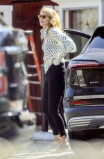 LAURA DERN Picks Up Lunch to-go from Brentwood Country Mart 04/16/2020