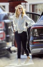 LAURA DERN Picks Up Lunch to-go from Brentwood Country Mart 04/16/2020