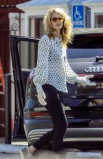 LAURA DERN Picks Up Lunch to-go from Brentwood Country Mart 04/16/2020