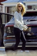 LAURA DERN Picks Up Lunch to-go from Brentwood Country Mart 04/16/2020