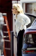 LAURA DERN Picks Up Lunch to-go from Brentwood Country Mart 04/16/2020