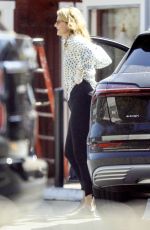 LAURA DERN Picks Up Lunch to-go from Brentwood Country Mart 04/16/2020