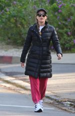 LESLIE MANN and Judd Apatow Out in Brentwood 04/02/2020