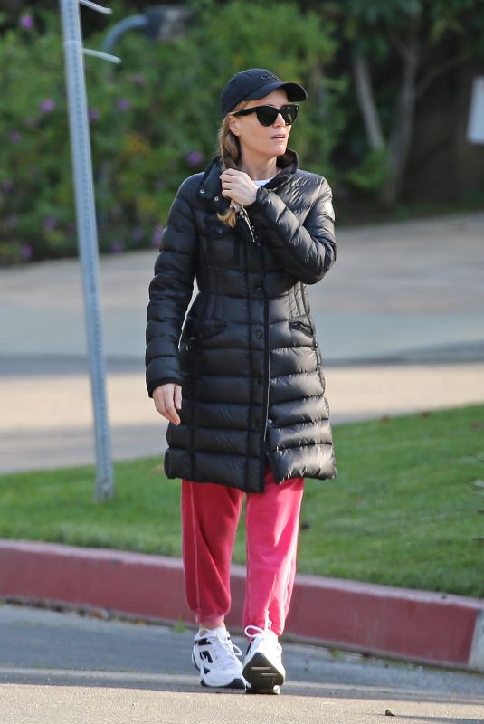 LESLIE MANN and Judd Apatow Out in Brentwood 04/02/2020