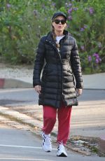 LESLIE MANN and Judd Apatow Out in Brentwood 04/02/2020