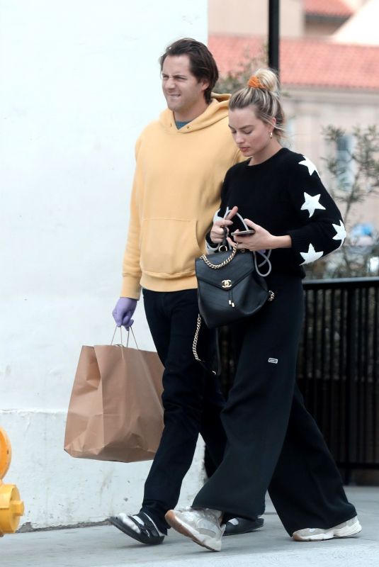 MARGOT ROBBIE and Tom Ackerley Out in Los Angeles 03/31/2020