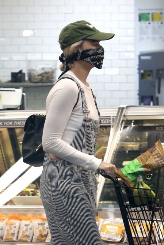 MARGOT ROBBIE Wearing Bandana Face Mask Out Shopping in Los Angeles 04/04/2020