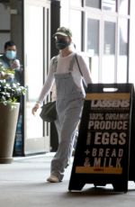 MARGOT ROBBIE Wearing Bandana Face Mask Out Shopping in Los Angeles 04/04/2020