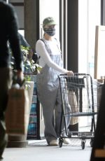MARGOT ROBBIE Wearing Bandana Face Mask Out Shopping in Los Angeles 04/04/2020