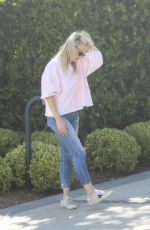 MOLLY SIMS Outside Her Home in Los Angeles 04/17/2020