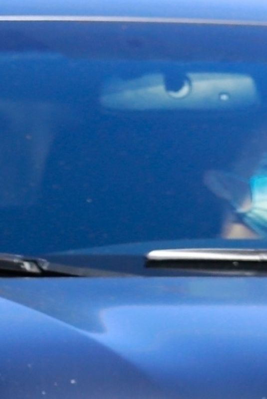 NATALIE PORTMAN Picked Up Her Dog from Animal Hospital in Los Feliz 04/14/2020