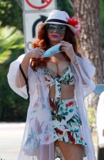PHOEBE PRICE Shopping at Ralphs in Los Angeles 04/28/2020