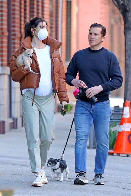 Pregnant HILARY RHODA Wearing Mask Out with Sean Avery in New York 04/07/2020