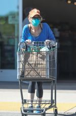 RENEE ZELLWEGER Wearing Mask Leaves Erewhon Supermarket in Los Angeles 04/03/2020