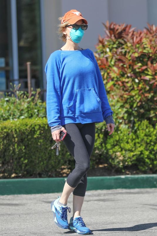 RENEE ZELLWEGER Wearing Mask Leaves Erewhon Supermarket in Los Angeles 04/03/2020