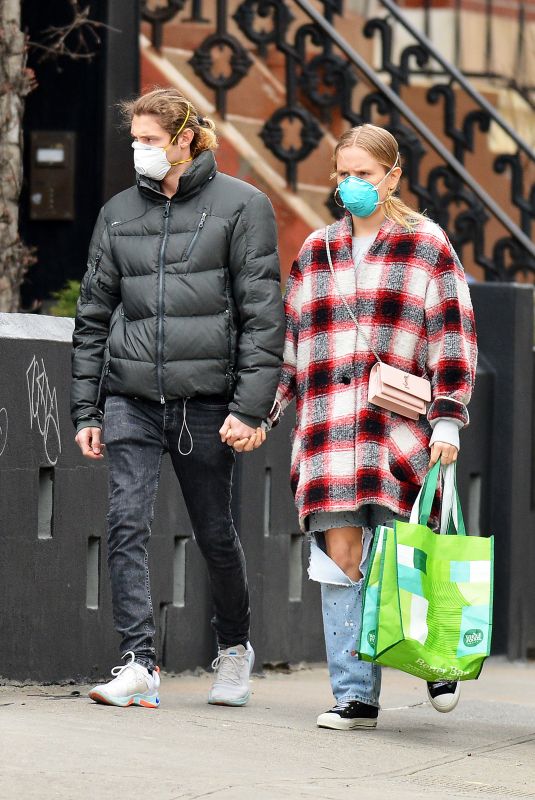 SAILOR BRINKLEY-COOK and Ben Sosne Wearing Face Masks Out Shopping in New York 04/01/2020