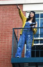 SARAH SILVERMAN Bangs Pans at Her Home for Hospital Heroes in New York 04/28/2020