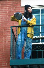 SARAH SILVERMAN Bangs Pans at Her Home for Hospital Heroes in New York 04/28/2020