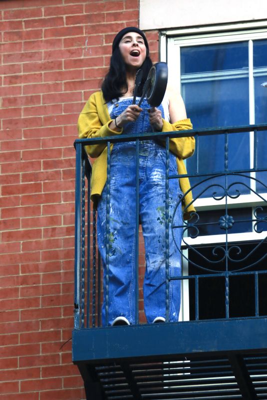 SARAH SILVERMAN Bangs Pans at Her Home for Hospital Heroes in New York 04/28/2020