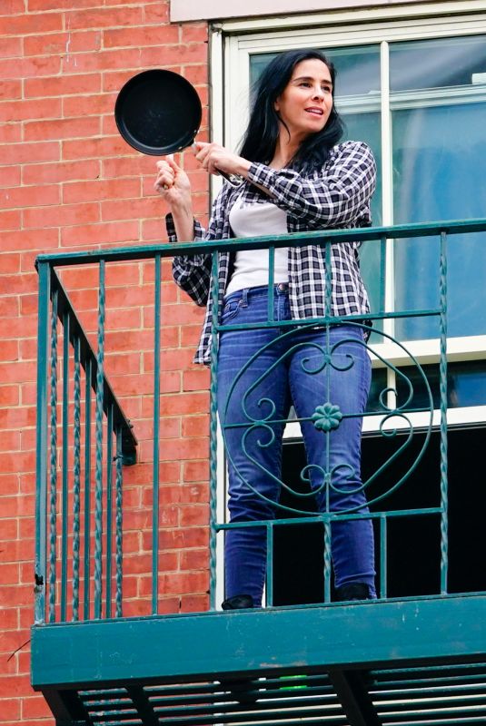 SARAH SILVERMAN Cheers on Frontline Workers at 7pm in New York 04/14/2020