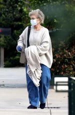 SHARON and KELLY OSBOURNE Check Out a New House in Malibu 03/31/2020