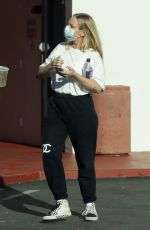 SIA Leaves a Studio in Palm Springs 04/26/2020