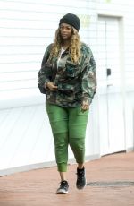 TYRA BANKS Shopping at Erewhon in Pacific Palisades 04/06/2020