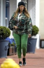 TYRA BANKS Shopping at Erewhon in Pacific Palisades 04/06/2020