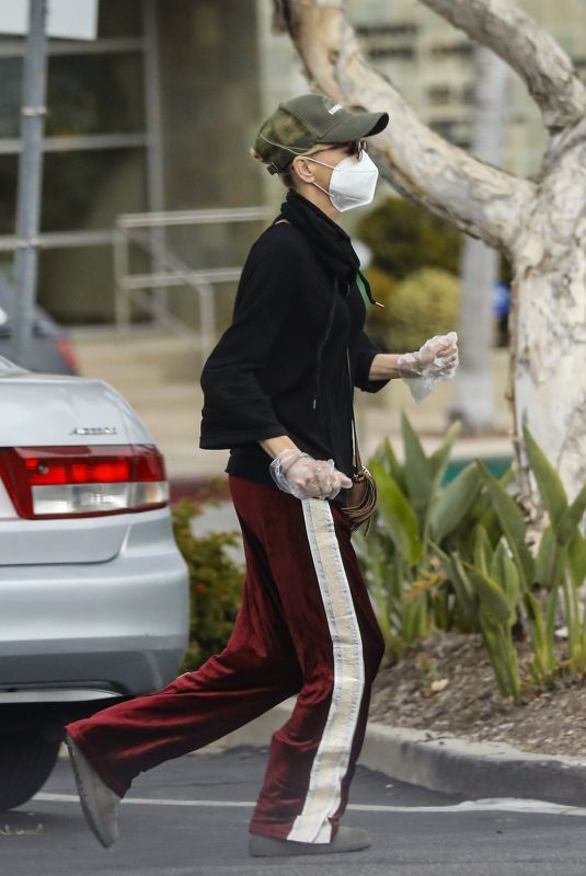 ANNA FARIS Shopping at Gelson’s Market in Pacific Palisades 05/27/2020