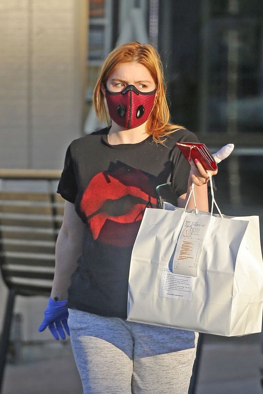 ARIEL WINTER Getting Take-out from Katsuya in Studio City 05/01/2020