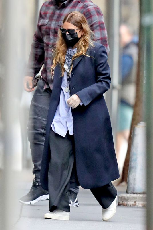 ASHLEY OLSEN Leaves Her Office in New York 05/13/2020